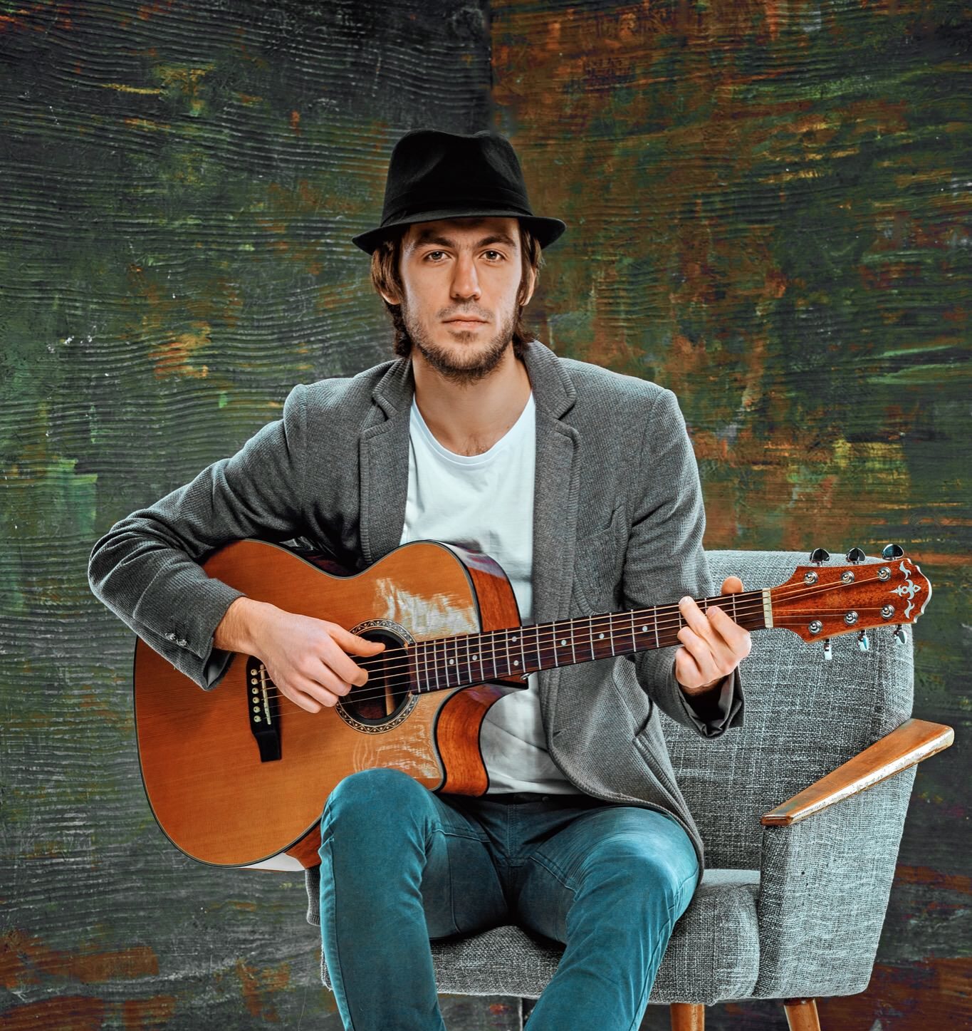 junger Mann mit Hut und Gitarre