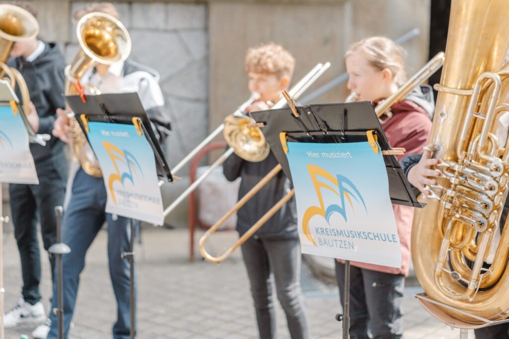 Musikergruppe von Kindern mit verschiedenen Blasinstrumenten