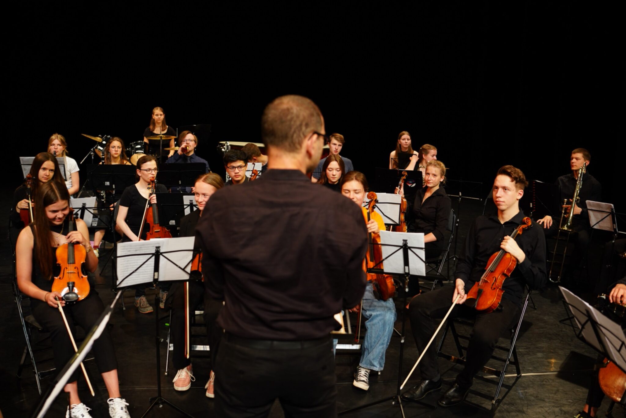 ein junges Orchester beim Auftritt