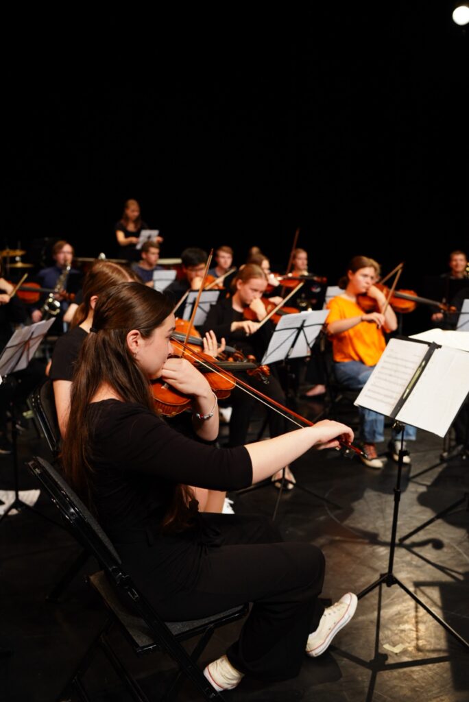 ein junges Orchester beim Auftritt