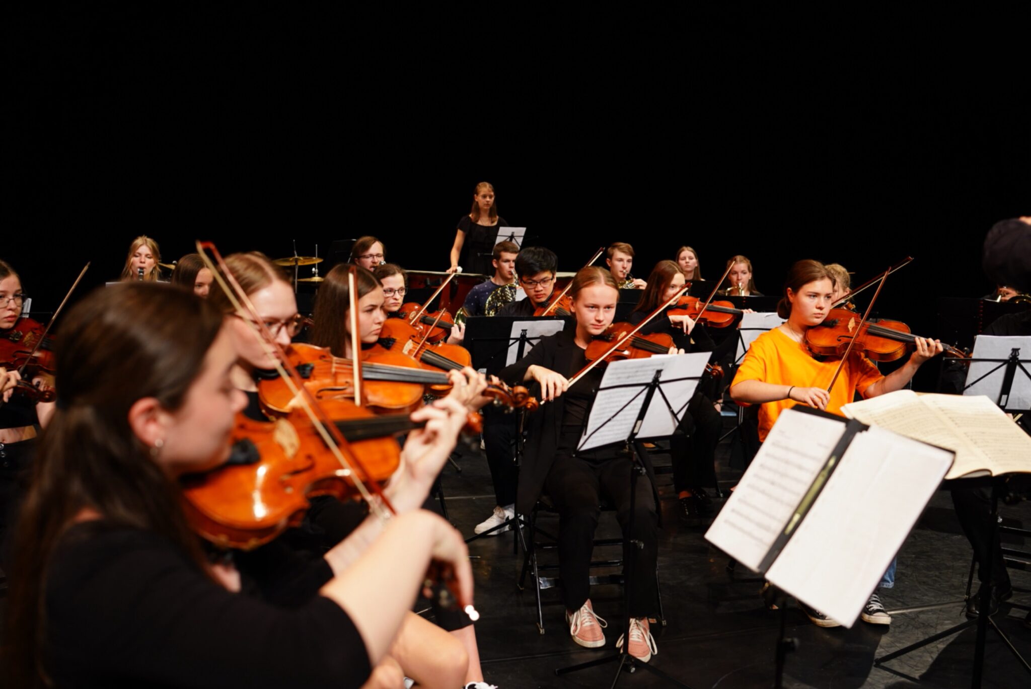 ein junges Orchester beim Auftritt