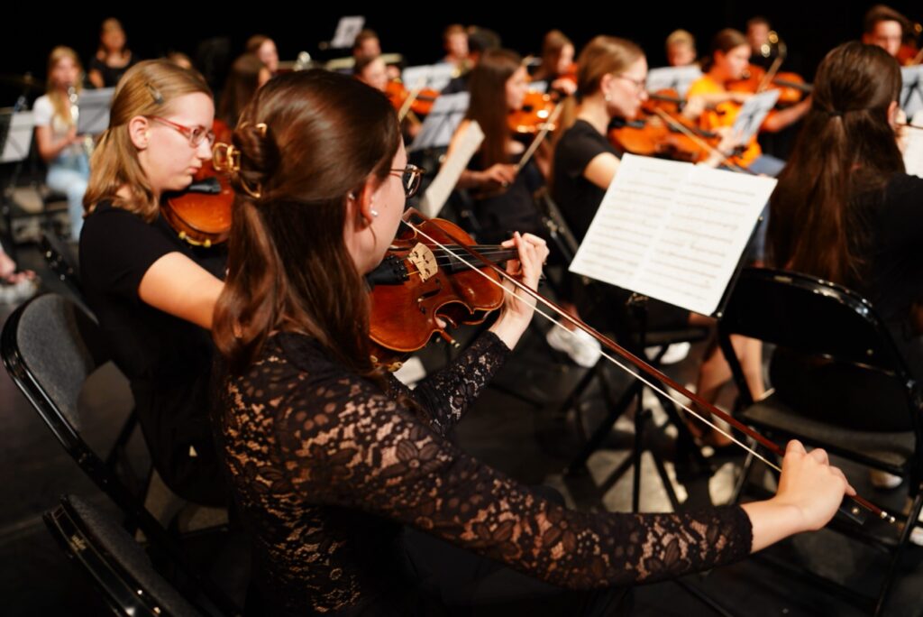ein junges Orchester beim Auftritt