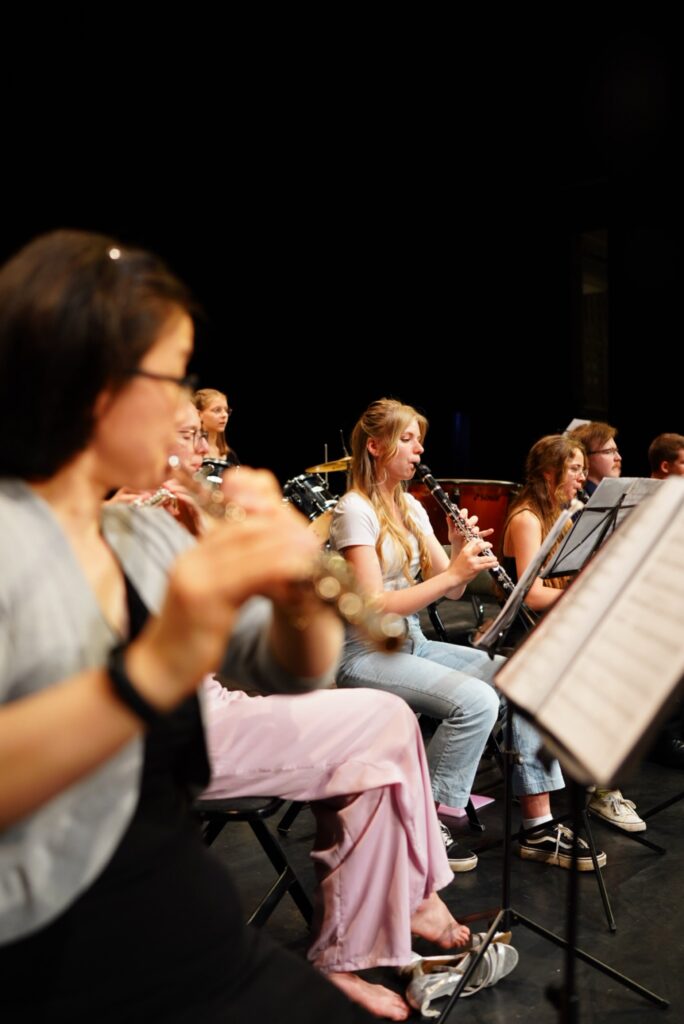 ein junges Orchester beim Auftritt