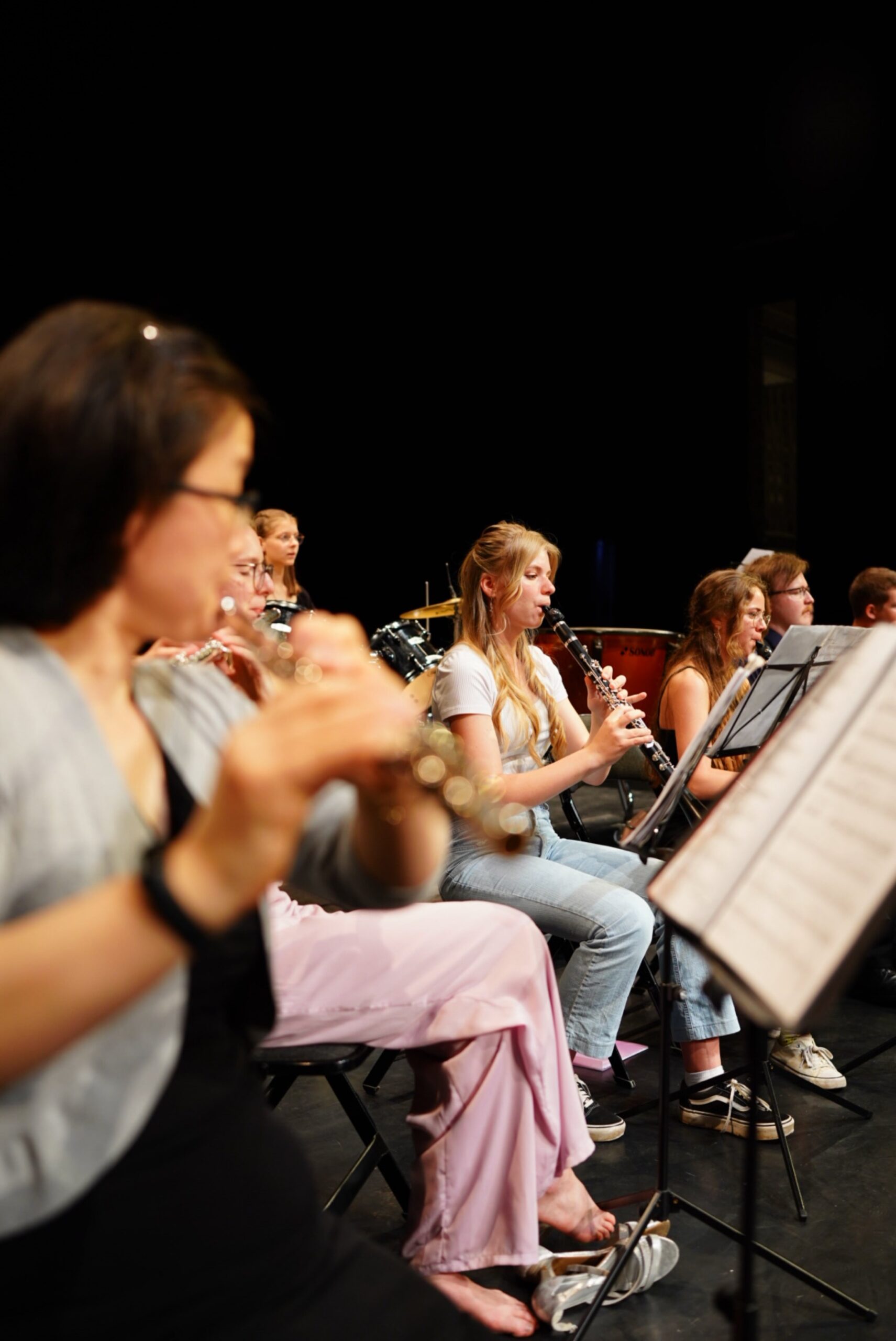 ein junges Orchester beim Auftritt