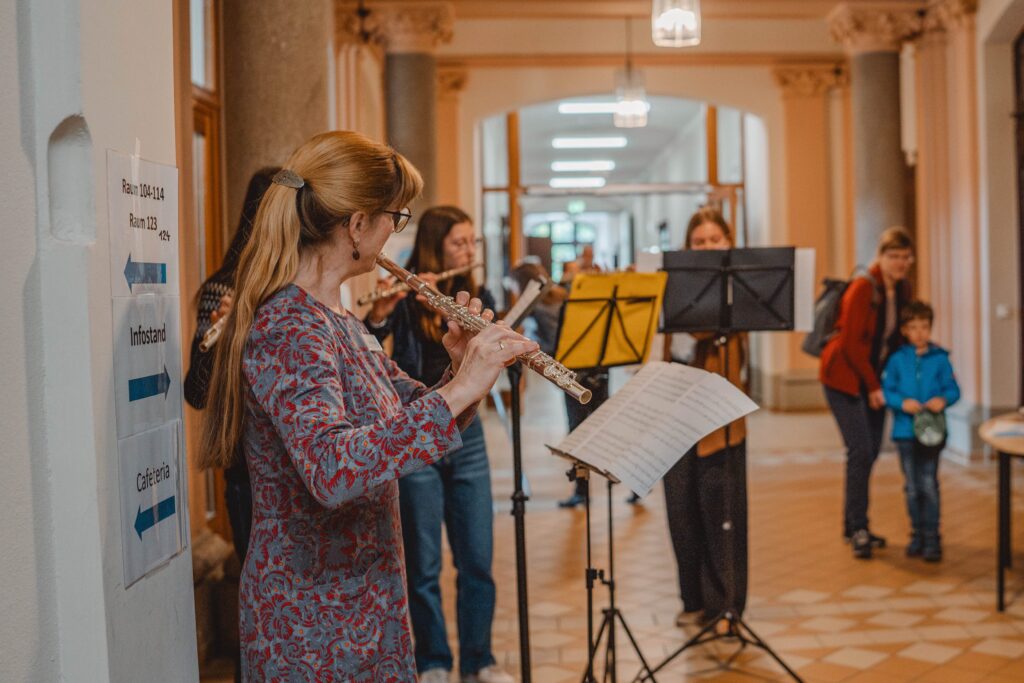 Querflötenensemble mit Lehrerin beim Konzert in der Musikschule