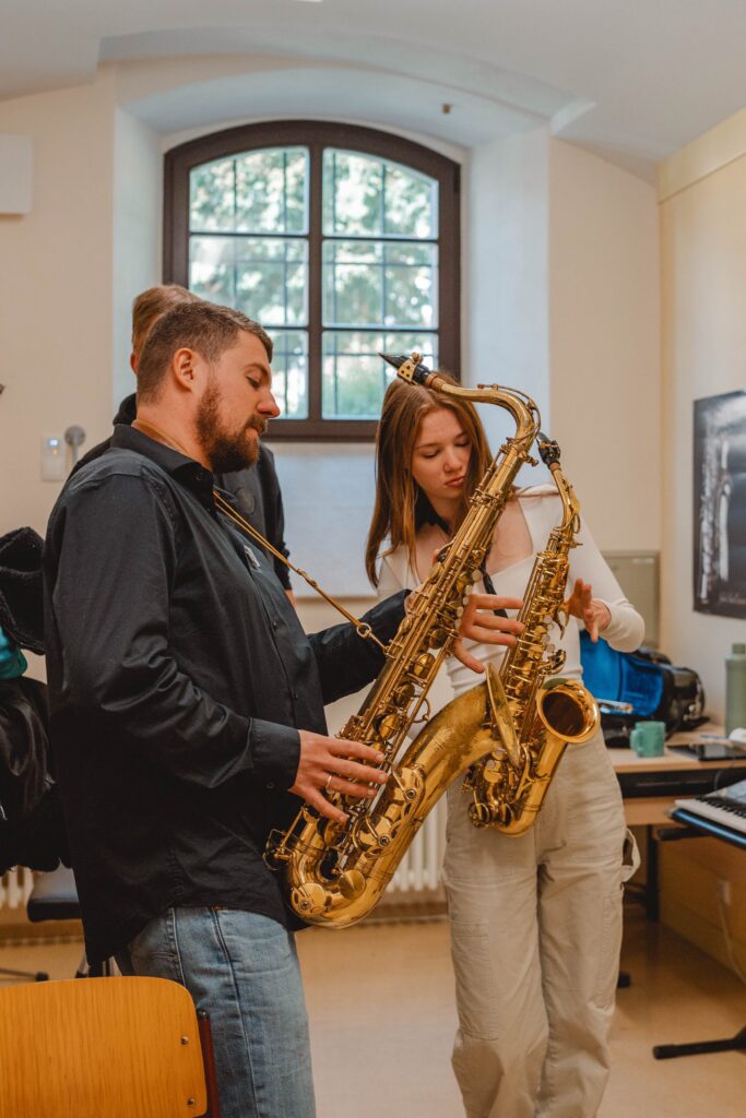 Lehrer mit Schülerin beim Saxophonuntericht