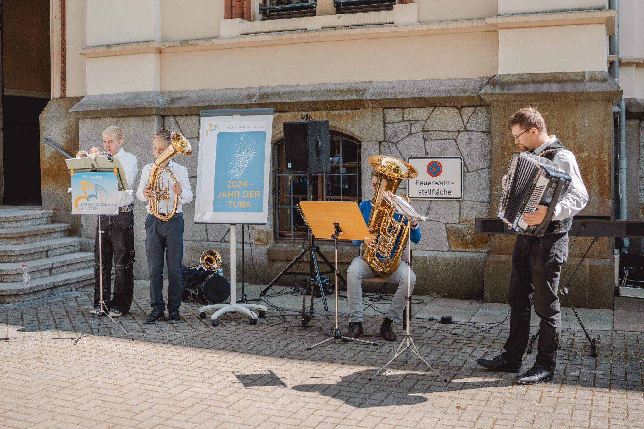 Gruppe von Musikern bei einem öffentlichen Auftritt