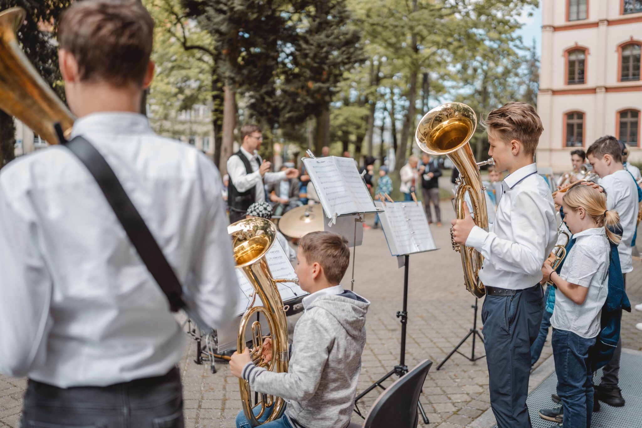 Junge Musiker mit Blechblasinstrumenten