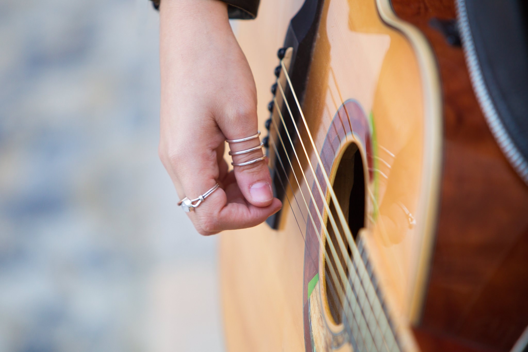 eine Hand spielt die Seiten einer Gitarre