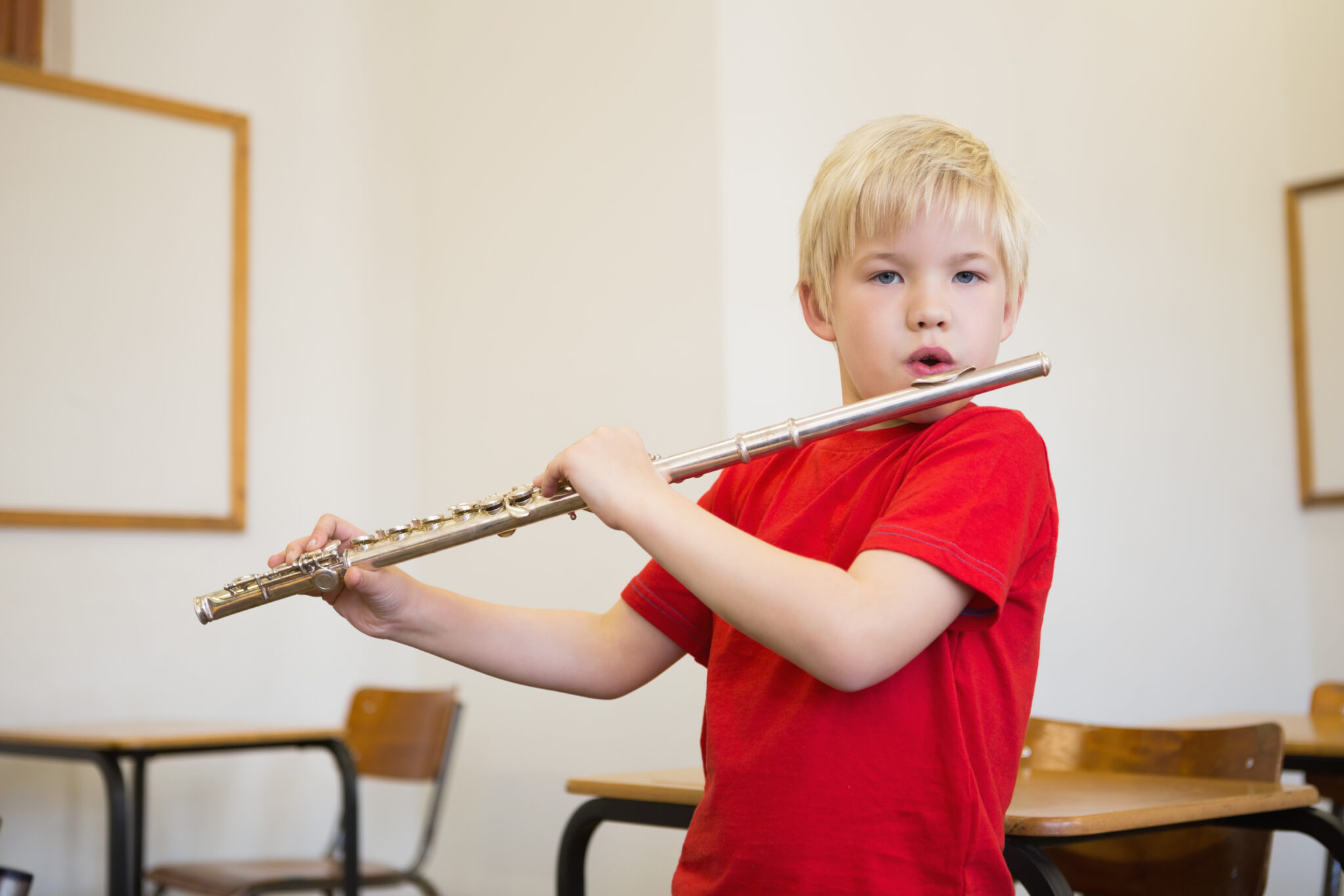 Junge übt Querflöte