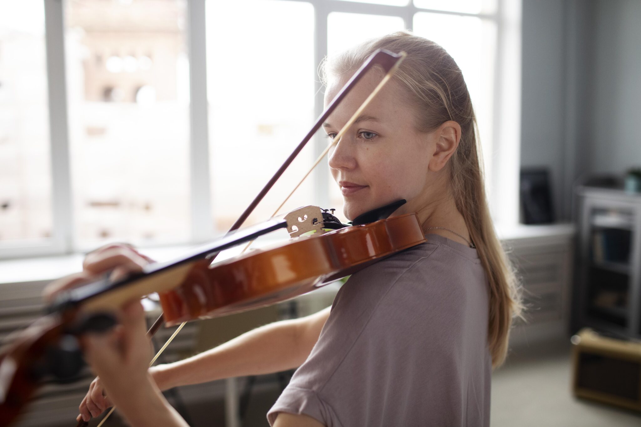 Mädchen spielt Geige